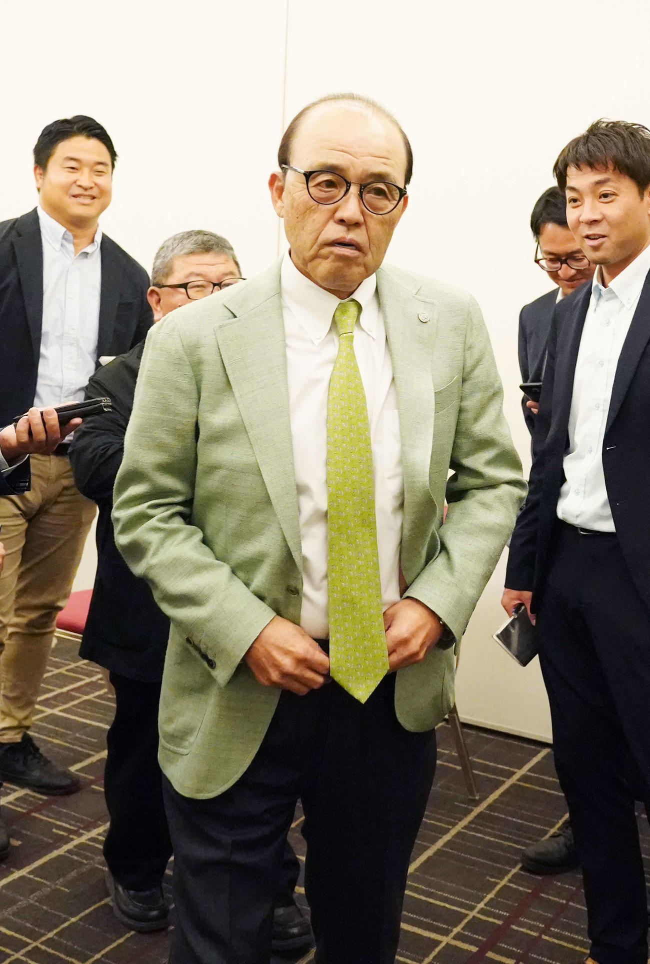 ドラフト会議前日のスカウト会議後に報道陣の囲み取材を終え引き揚げる阪神岡田監督（撮影・小沢裕）