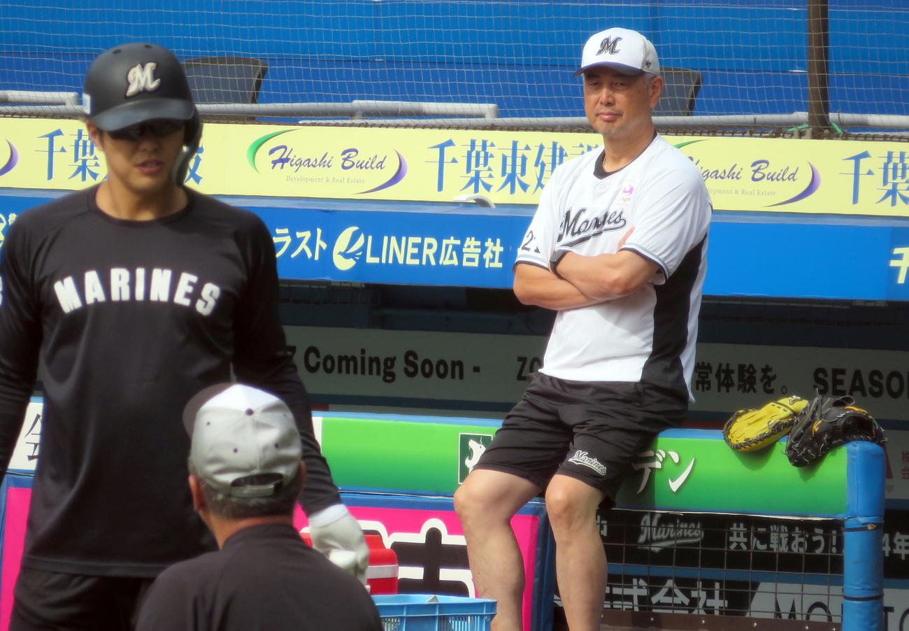 中村奨（手前）らの打撃練習を見つめるロッテ吉井監督（撮影・鎌田直秀）