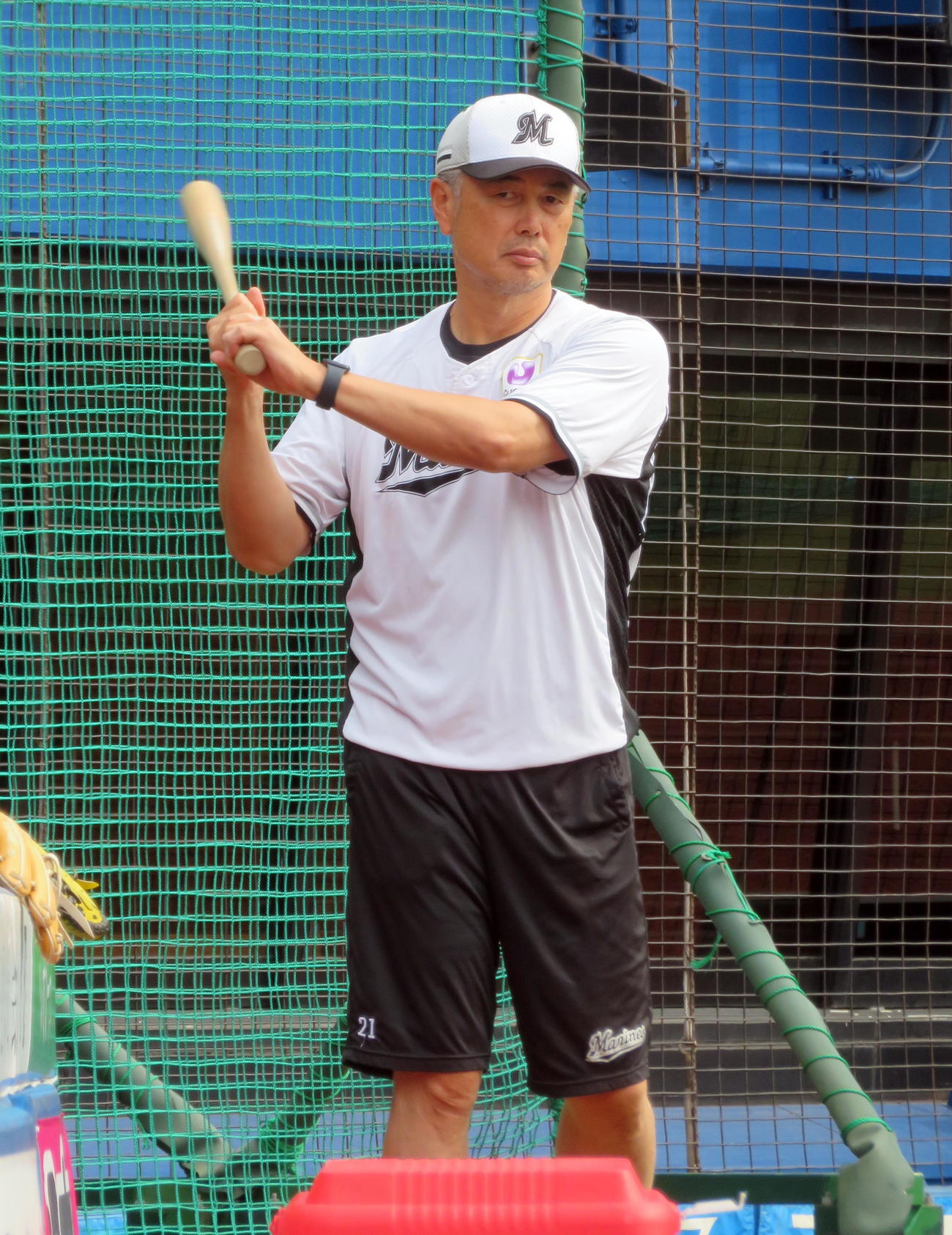 バットを振るロッテ吉井監督（撮影・鎌田直秀）