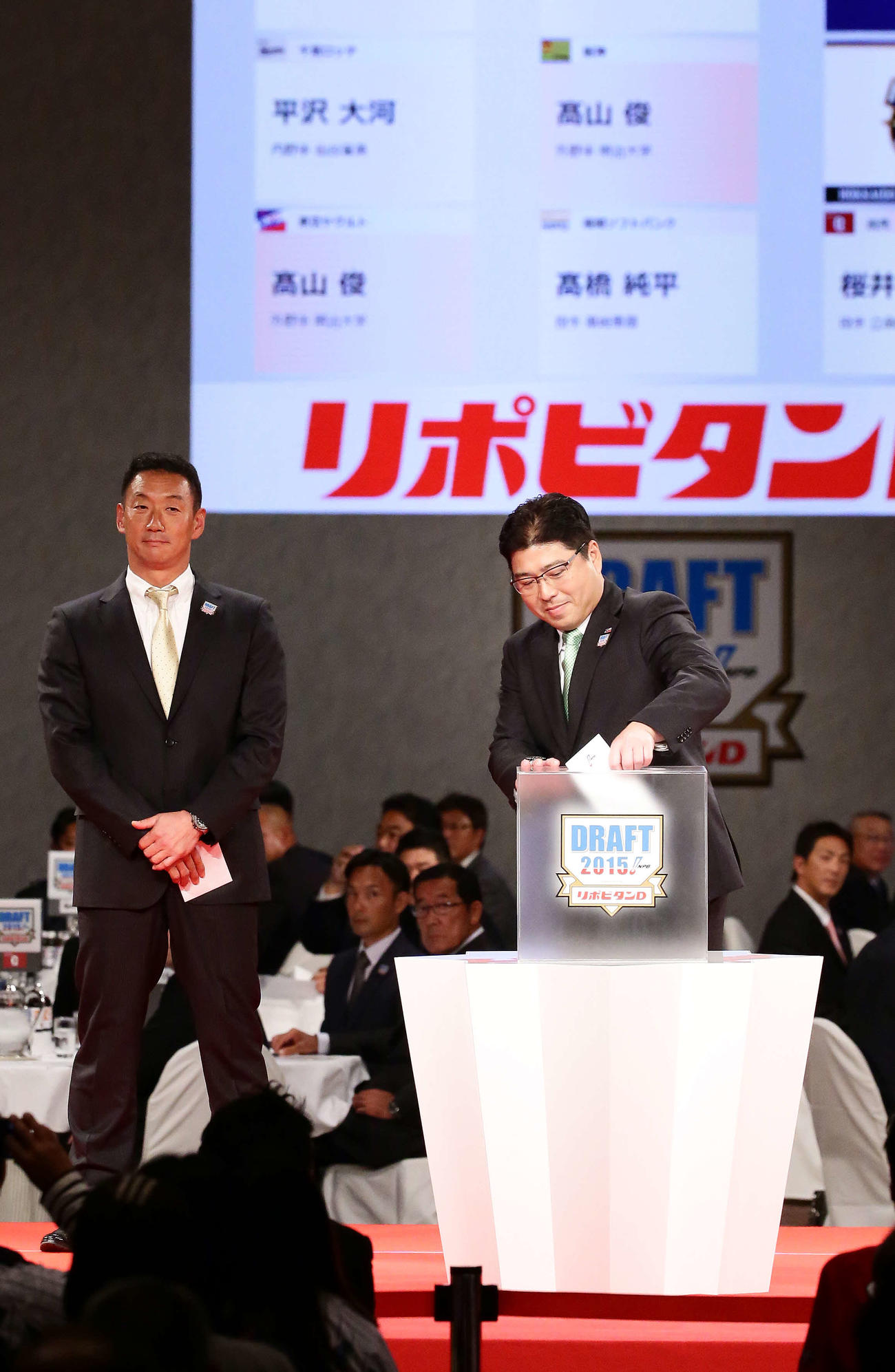 2015年プロ野球ドラフト会議　明大・高山俊を1位指名してくじを引くヤクルト真中満監督。左は阪神金本知憲監督