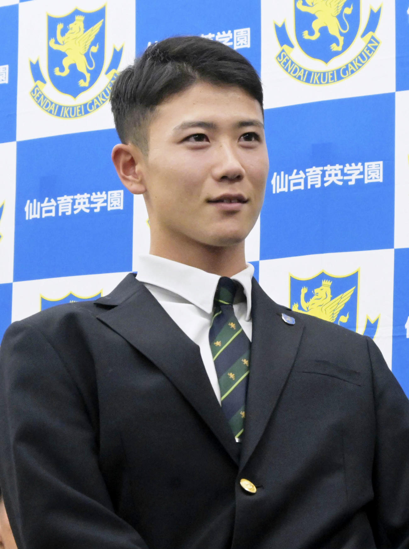 阪神から3位指名を受け、記者会見する仙台育英高の山田脩也内野手（共同）