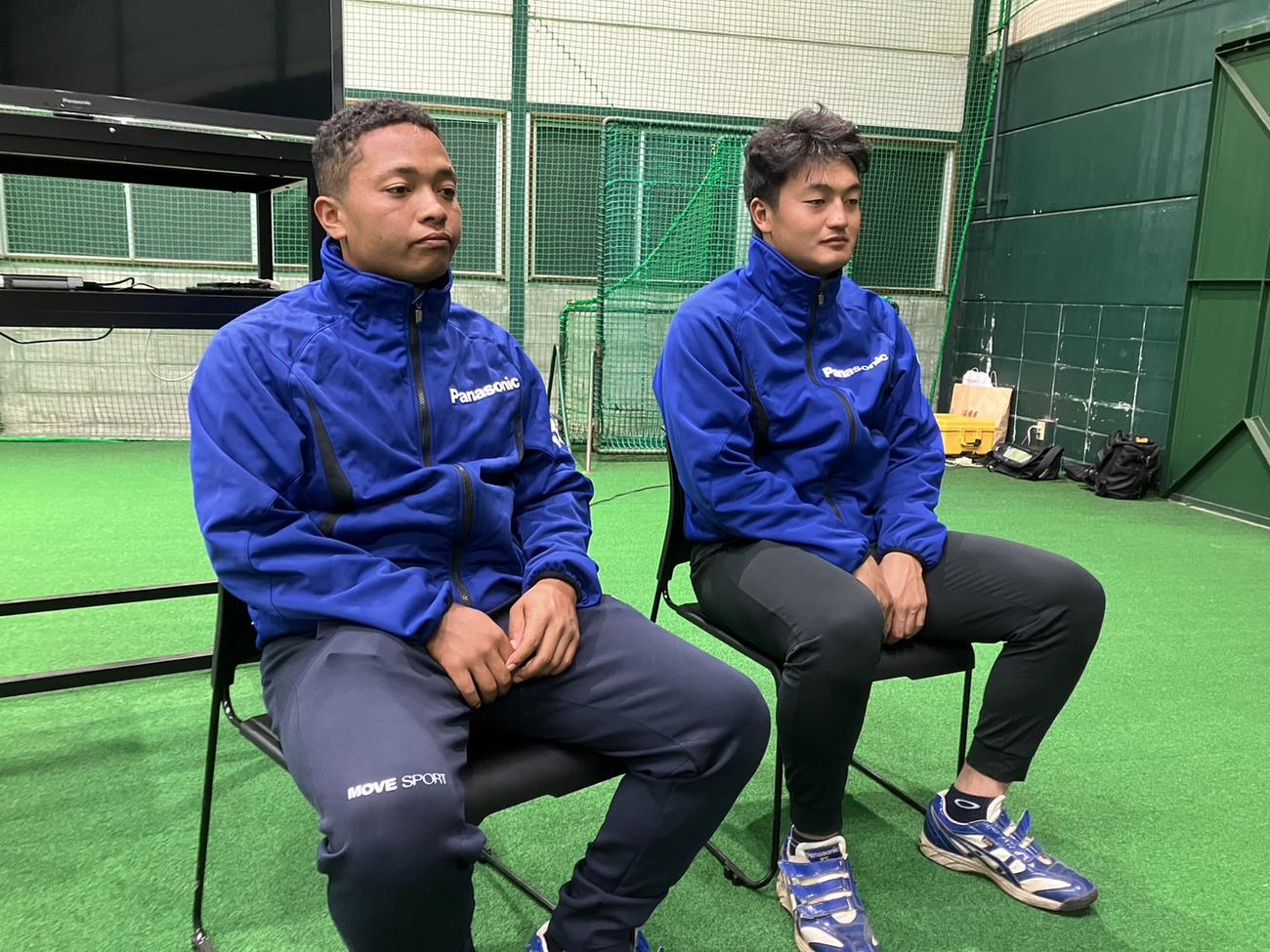 ドラフト会議を終えて悔しさをにじませるパナソニックの山本（左）と久保田