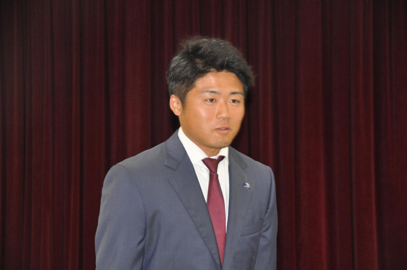 指名漏れとなった日本新薬・武田登生（とおい）内野手は集まった報道陣にあいさつする