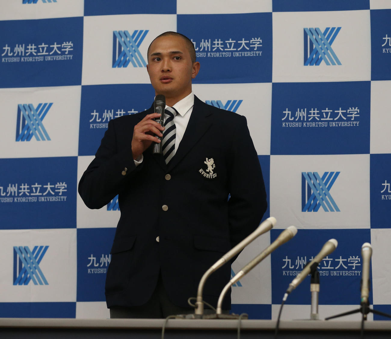 指名漏れとなった九州共立大学・梁瀬慶次郎内野手は集まった報道陣にあいさつする（撮影・冨田成美）