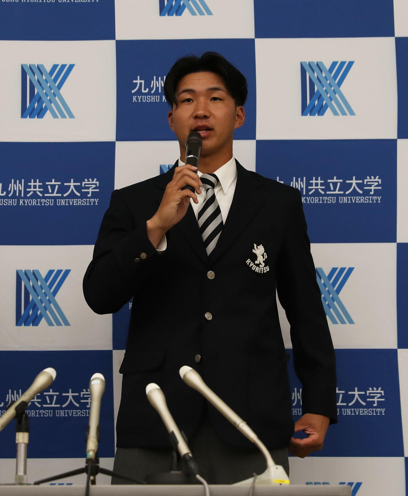 指名漏れとなった九州共立大学・木村仁投手は集まった報道陣にあいさつする（撮影・冨田成美）
