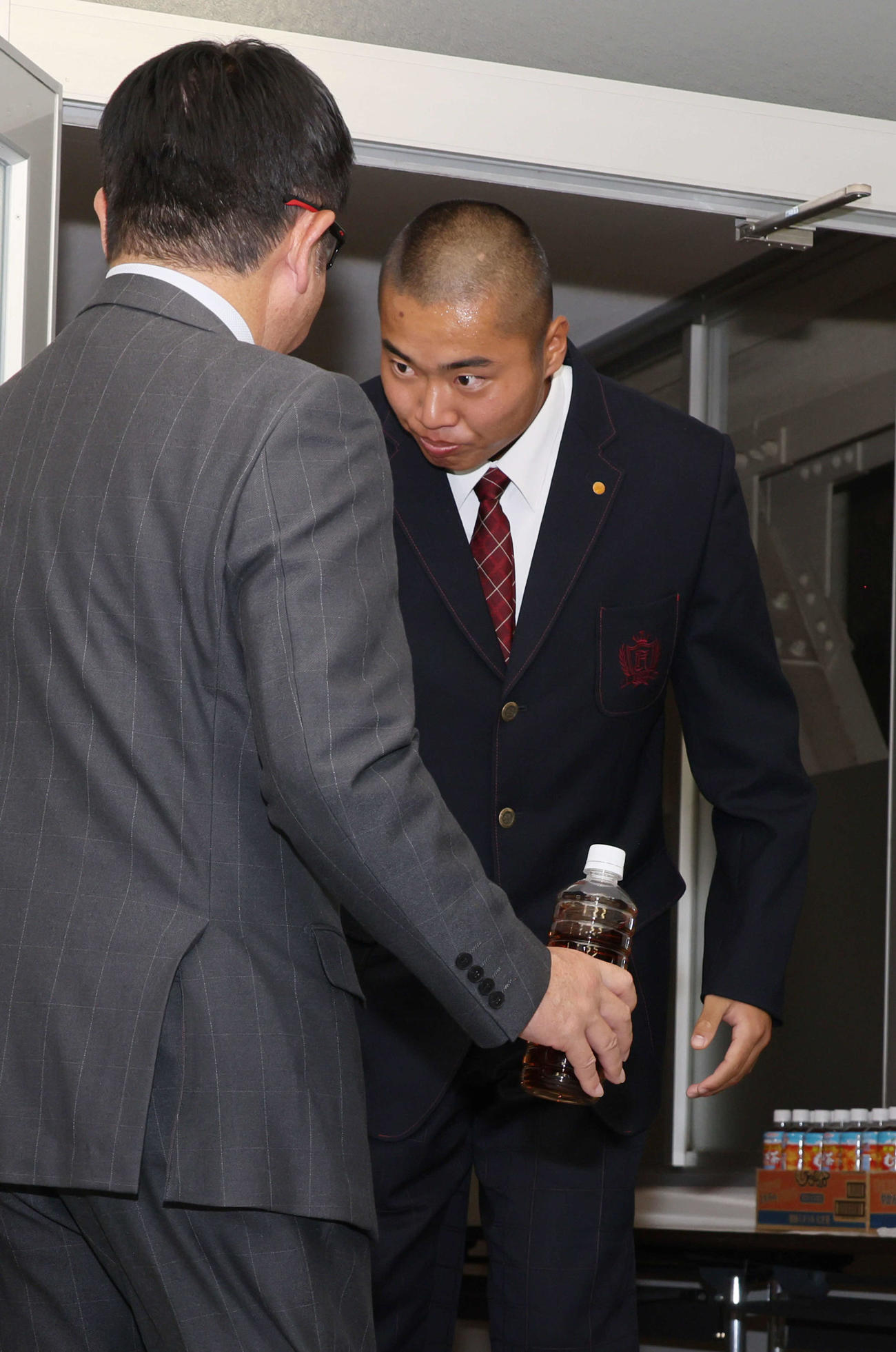 2023プロ野球ドラフト　4位までに選ばれず会見場を退席する広陵・真鍋（撮影・加藤孝規）