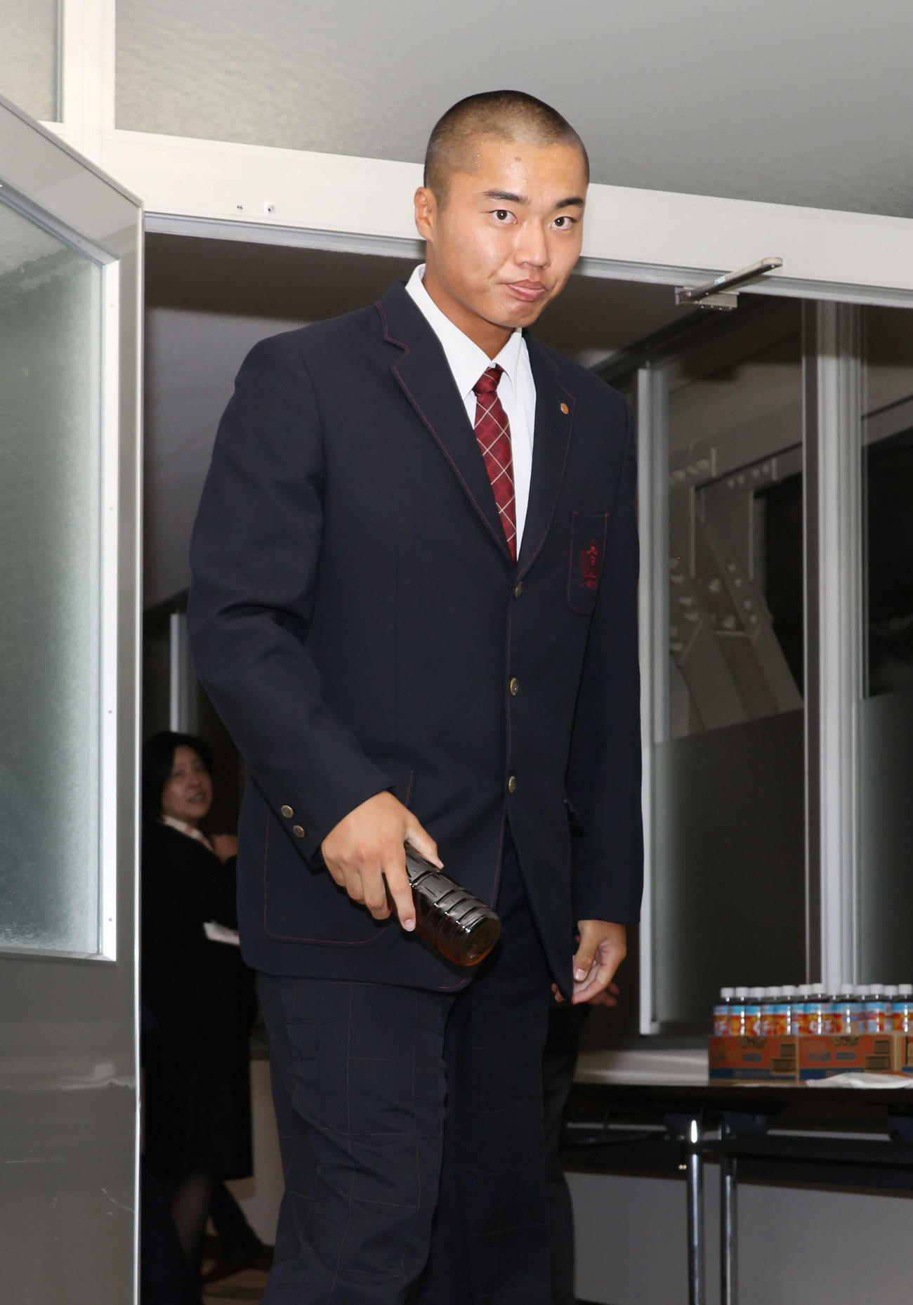 2023プロ野球ドラフト　4位までに選ばれず会見場を退席する広陵高校の真鍋（撮影・加藤孝規）