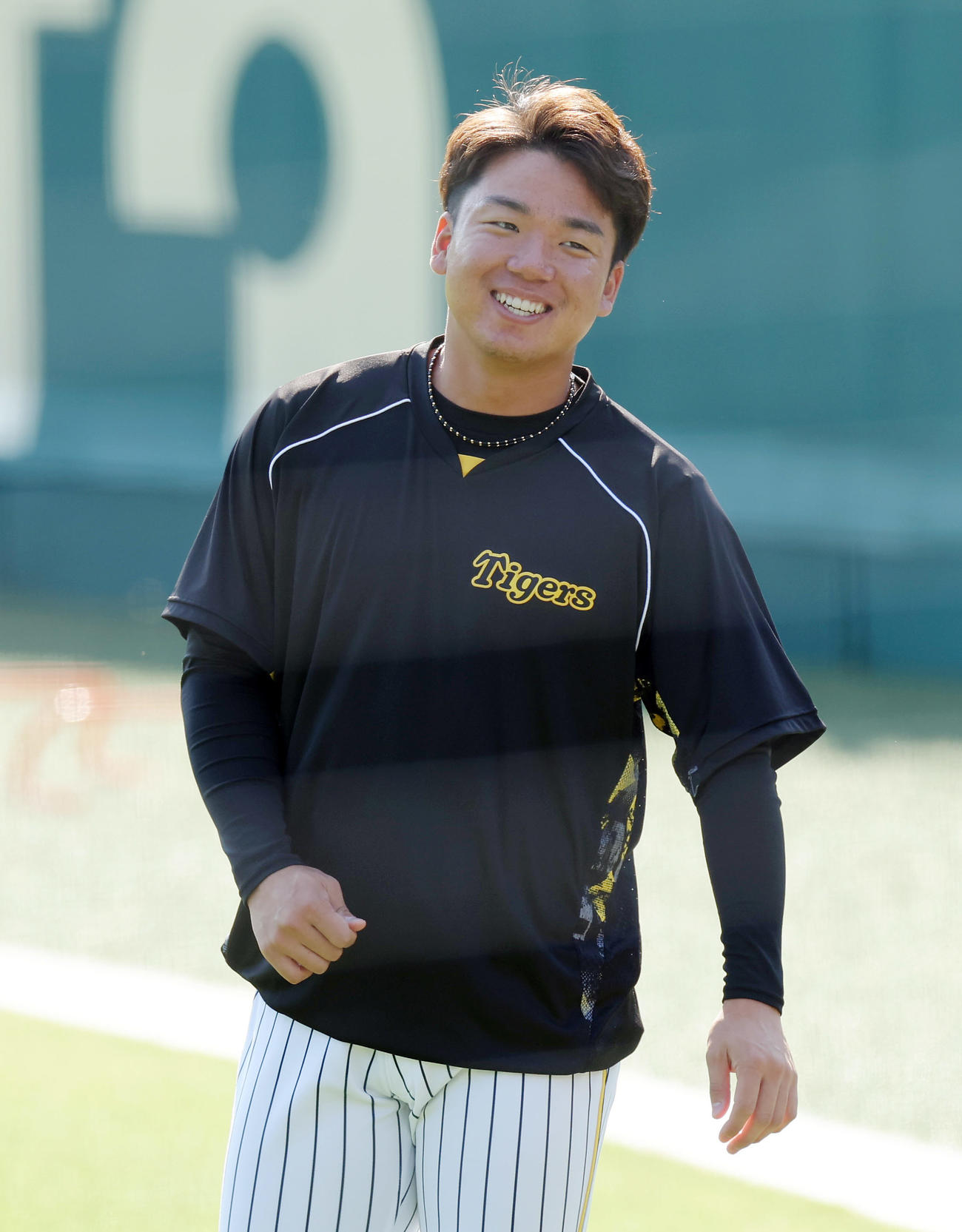 笑顔を見せる阪神村上（撮影・前田充）