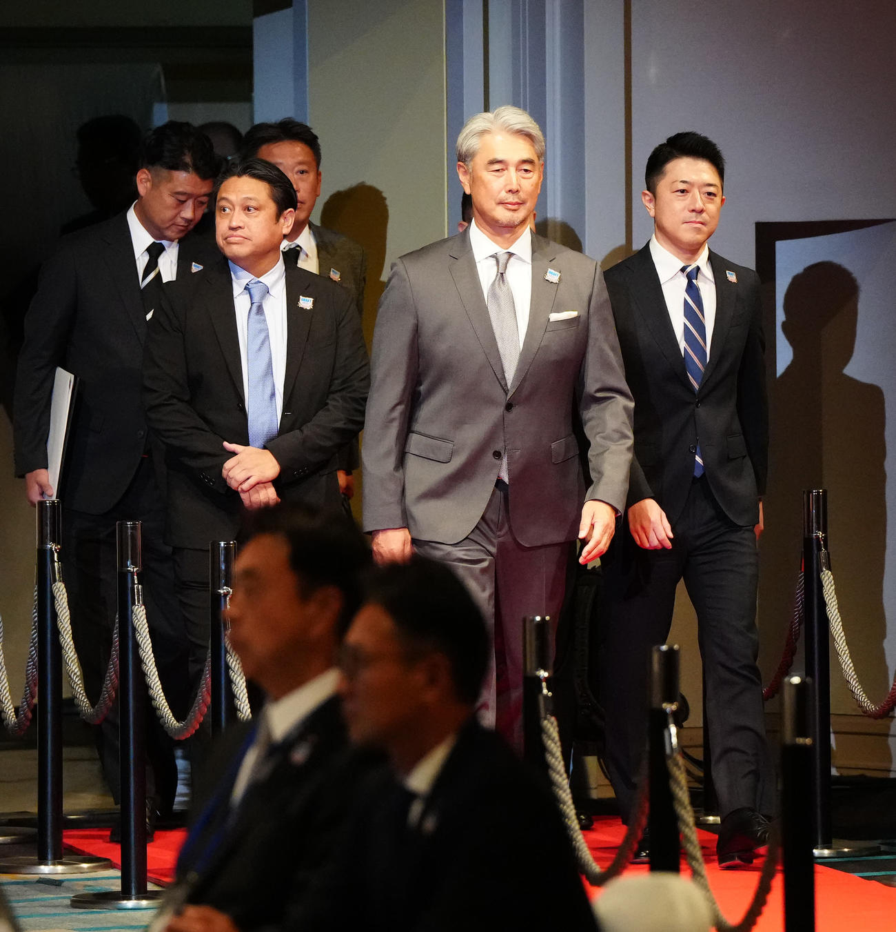 プロ野球ドラフト会議で入場するロッテ吉井監督（中央）ら（撮影・江口和貴）