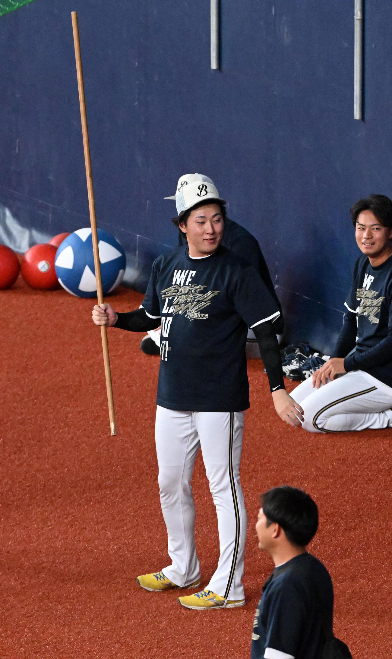 練習で笑顔を見せる東（撮影・前岡正明）