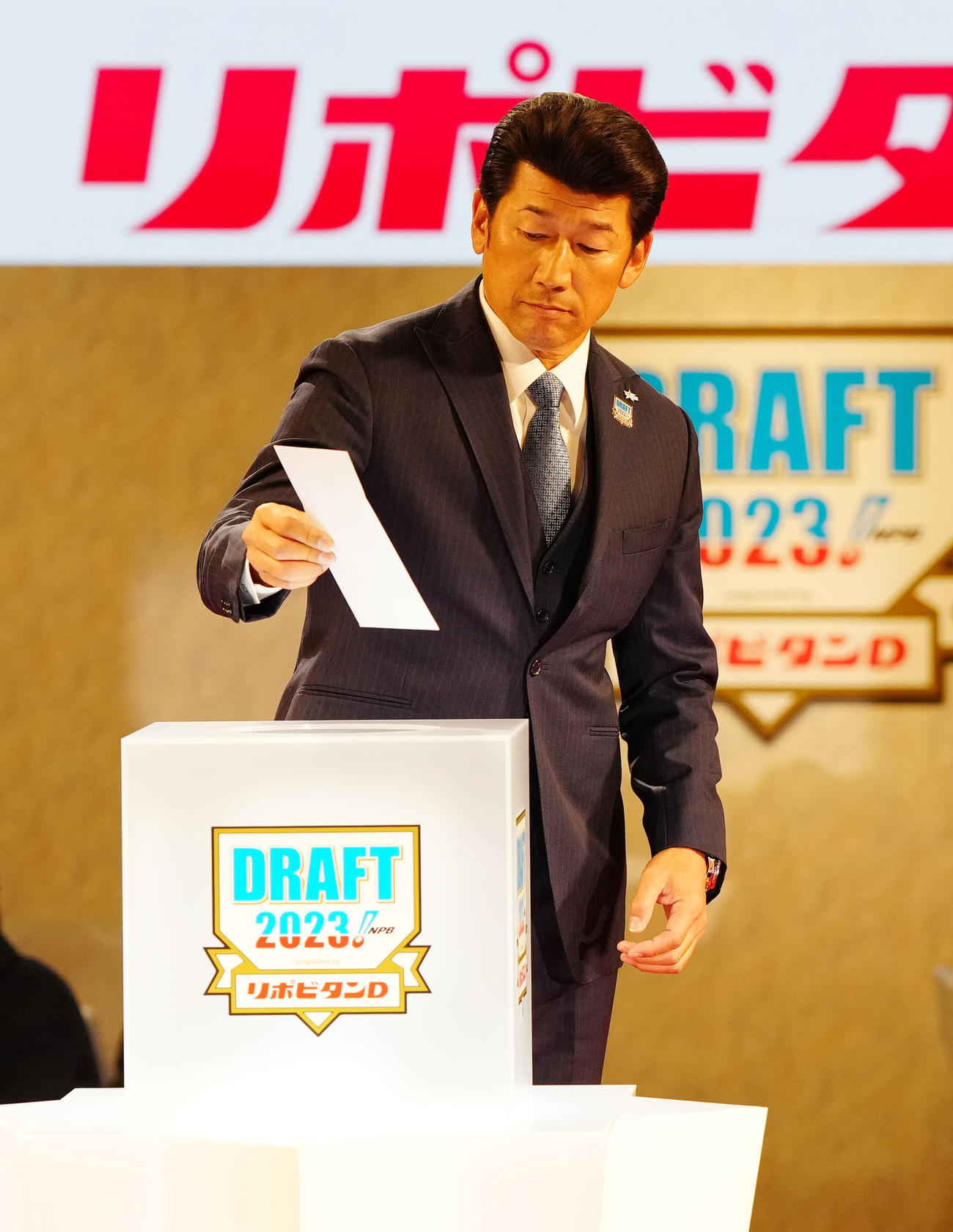 プロ野球ドラフト会議でENEOS・度会を1位指名し、右手でくじを引くDeNA三浦監督（撮影・江口和貴）