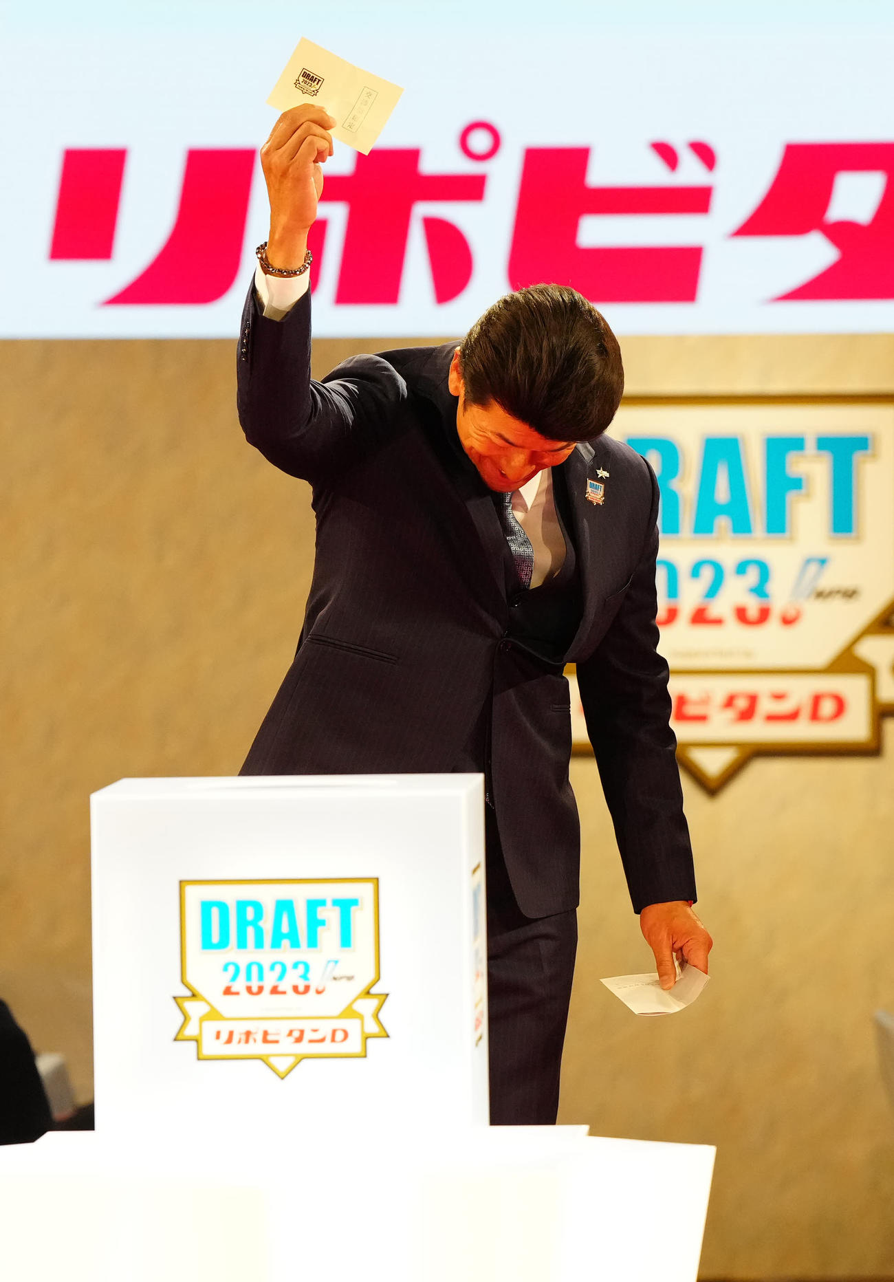 プロ野球ドラフト会議でENEOS・度会の交渉権を獲得したDeNA三浦監督（撮影・江口和貴）