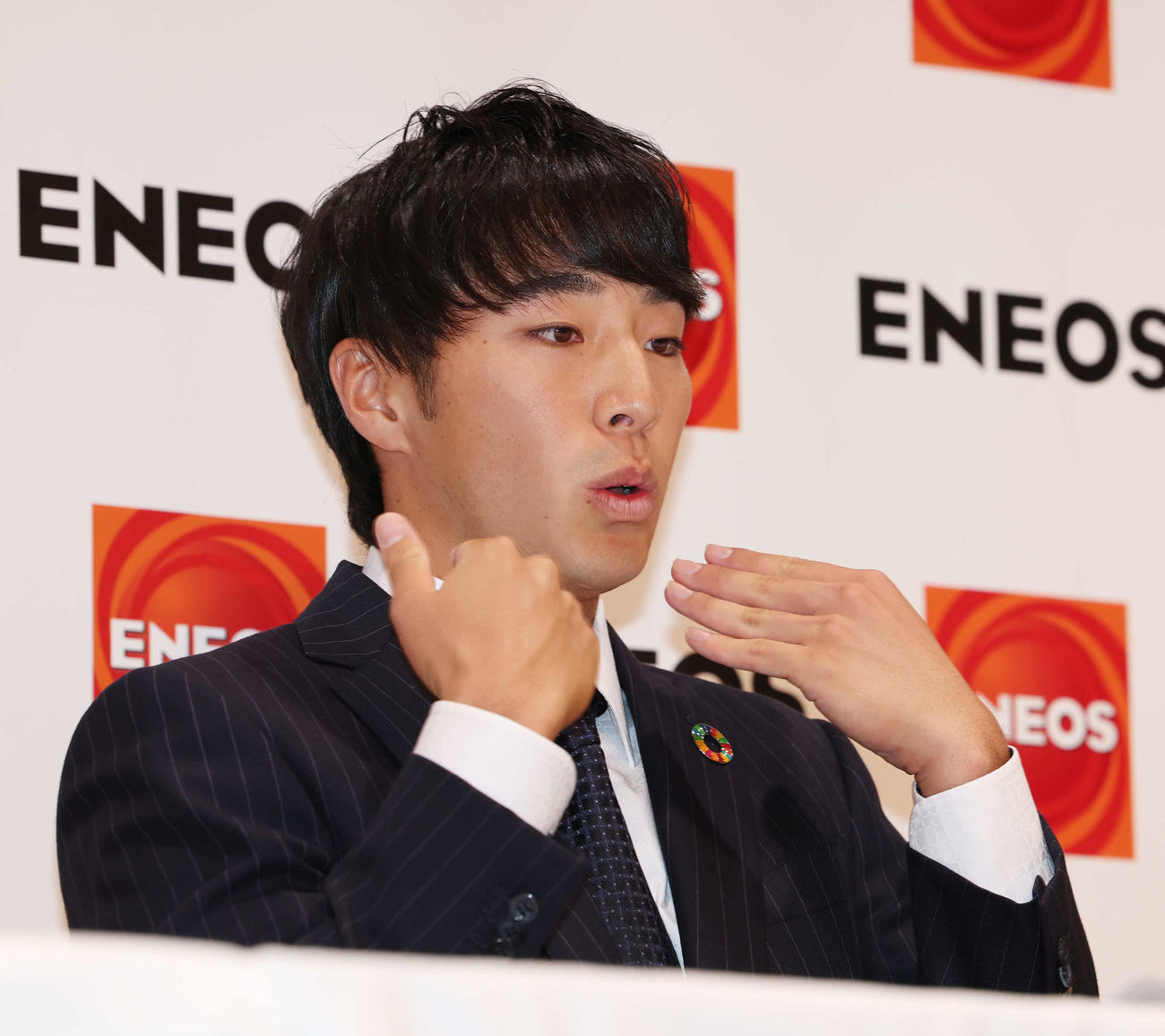 3球団から1位指名を受け、緊張した面持ちで抽選を待つENEOS・度会（撮影・宮地輝）