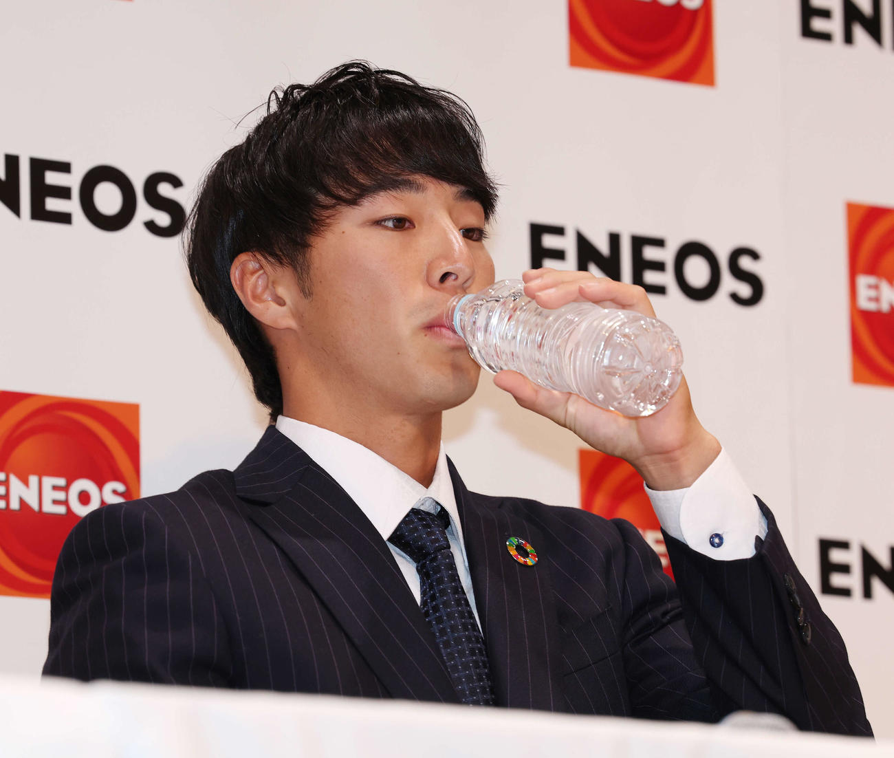 水分補給し、指名を待つENEOS・度会（撮影・宮地輝）
