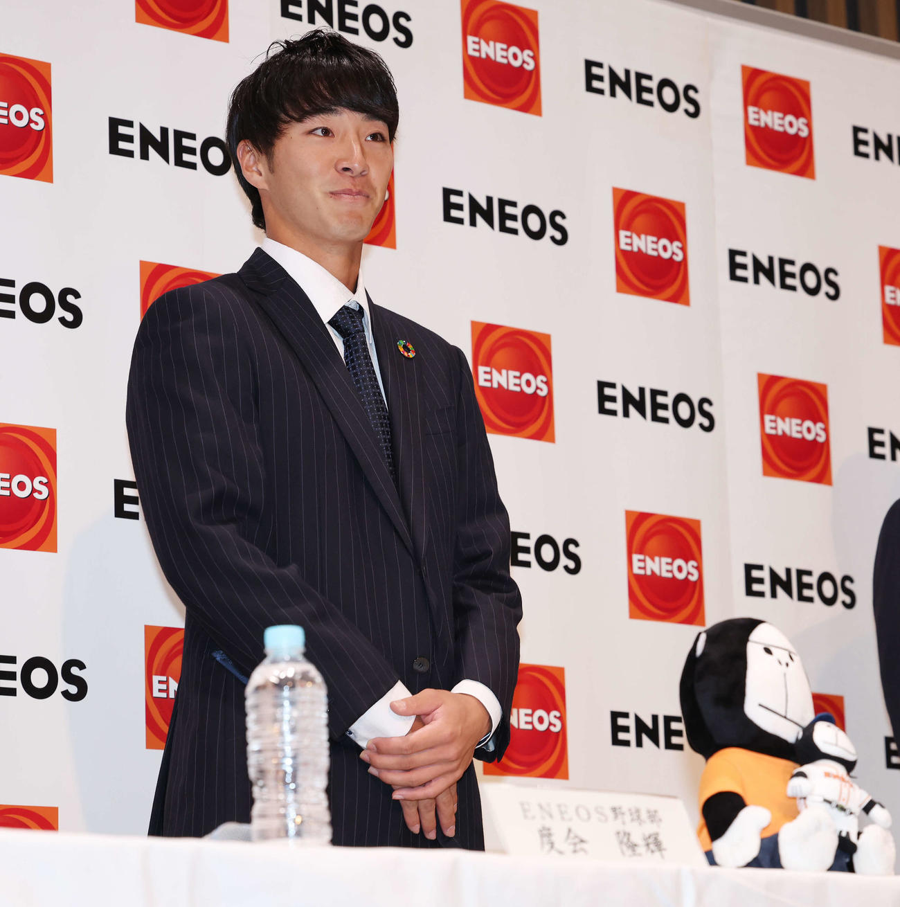 会見場に登壇するENEOS・度会（撮影・宮地輝）