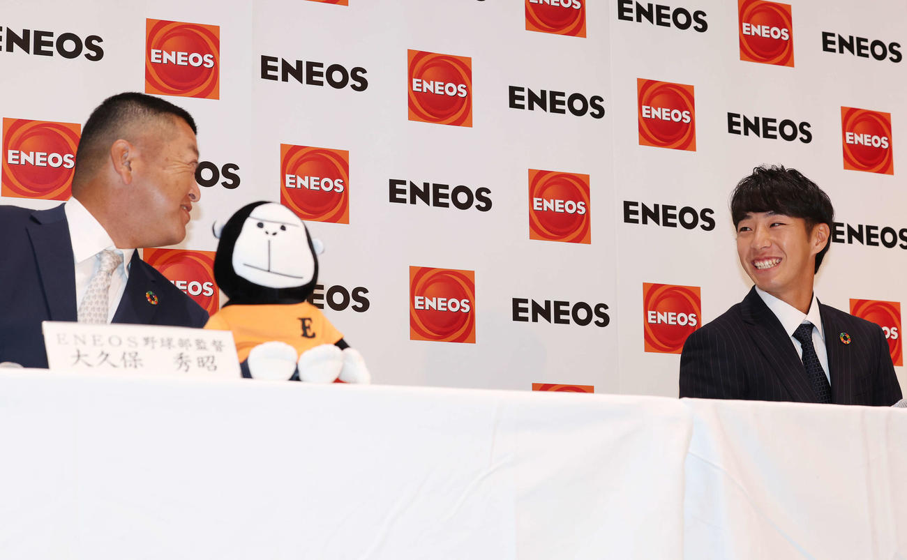 笑顔を見せながらENEOS・大久保監督（左）と指名を待つ度会（撮影・宮地輝）