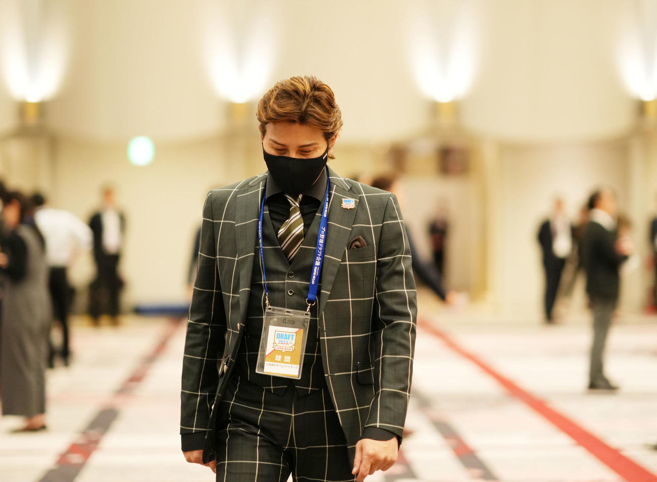 1位指名を終え肩を落とし取材会場へ向かう日本ハム新庄監督（撮影・横山健太）