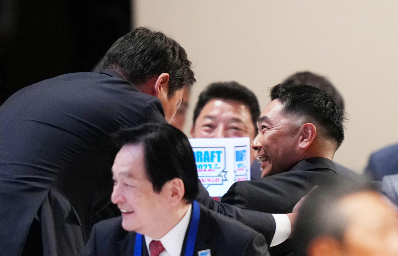 交渉権獲得後、巨人阿部監督（右）と言葉を交わす広島新井監督（撮影・横山健太）