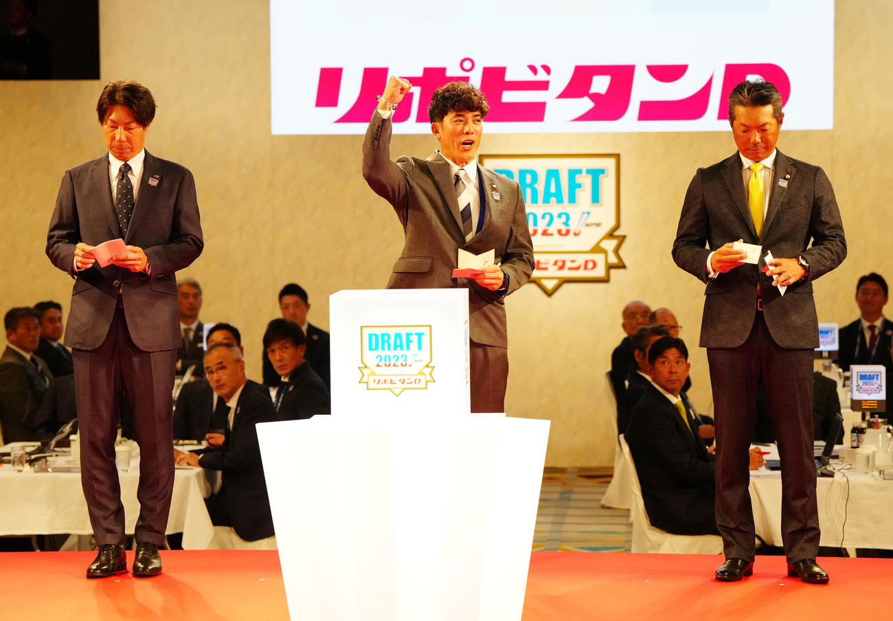 国学院大・武内の交渉権を獲得し、ガッツポーズの西武松井監督（中央）（撮影・江口和貴）