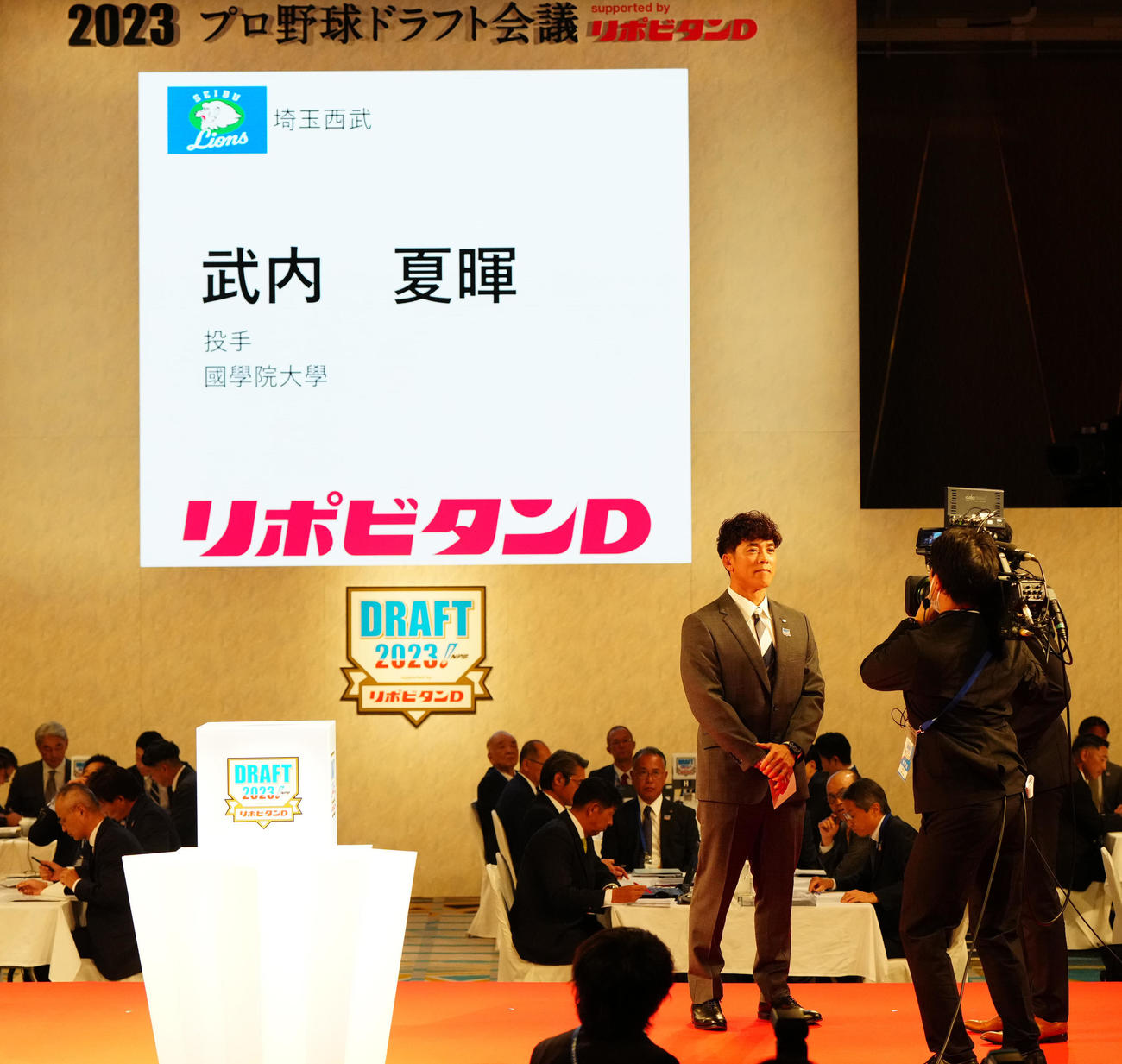プロ野球ドラフト会議で国学院大・武内の交渉権を獲得し、インタビューを受ける西武松井監督（左）（撮影・江口和貴）
