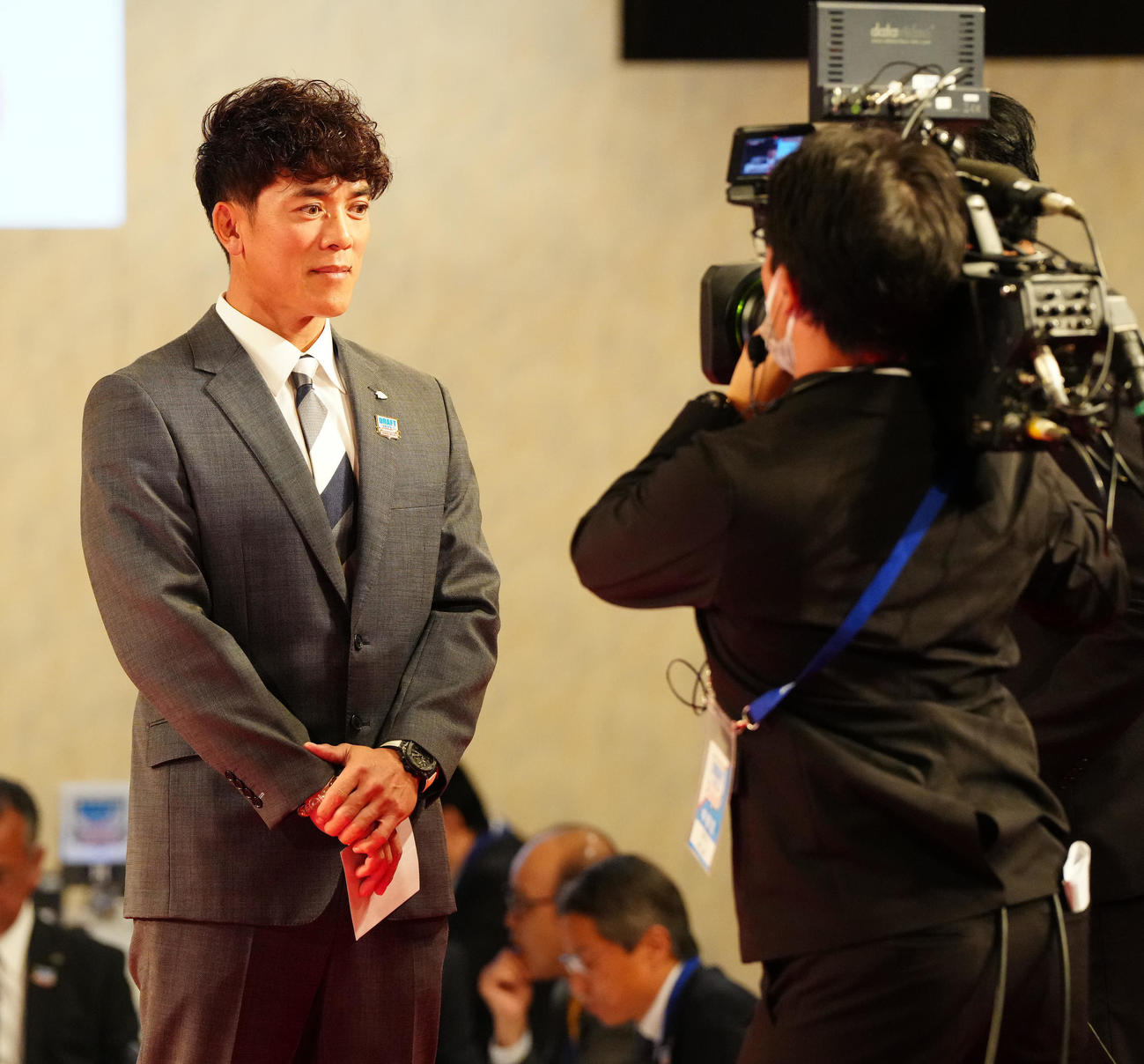 プロ野球ドラフト会議で国学院大・武内の交渉権を獲得し、インタビューを受ける西武松井監督（左）（撮影・江口和貴）