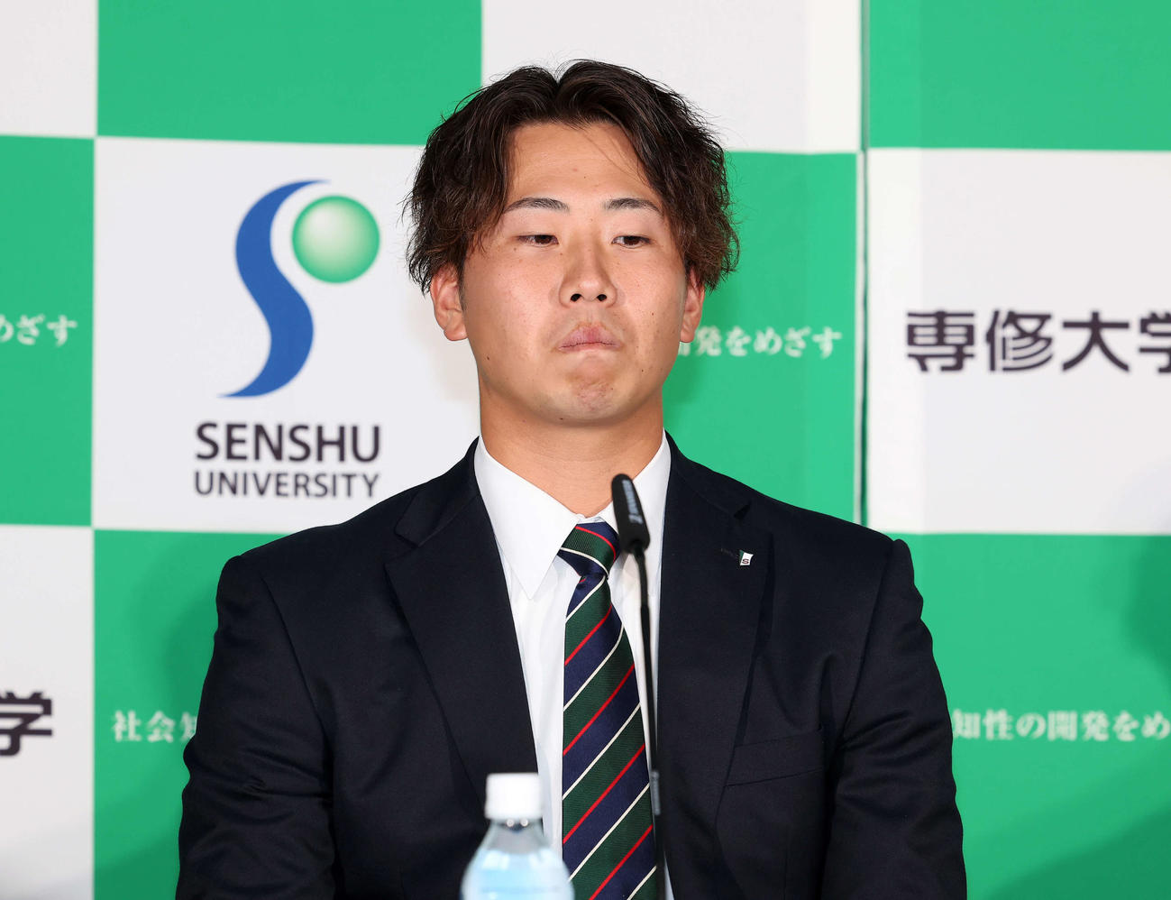 会見場でドラフト指名を待つ専大・西舘（撮影・鈴木正人）