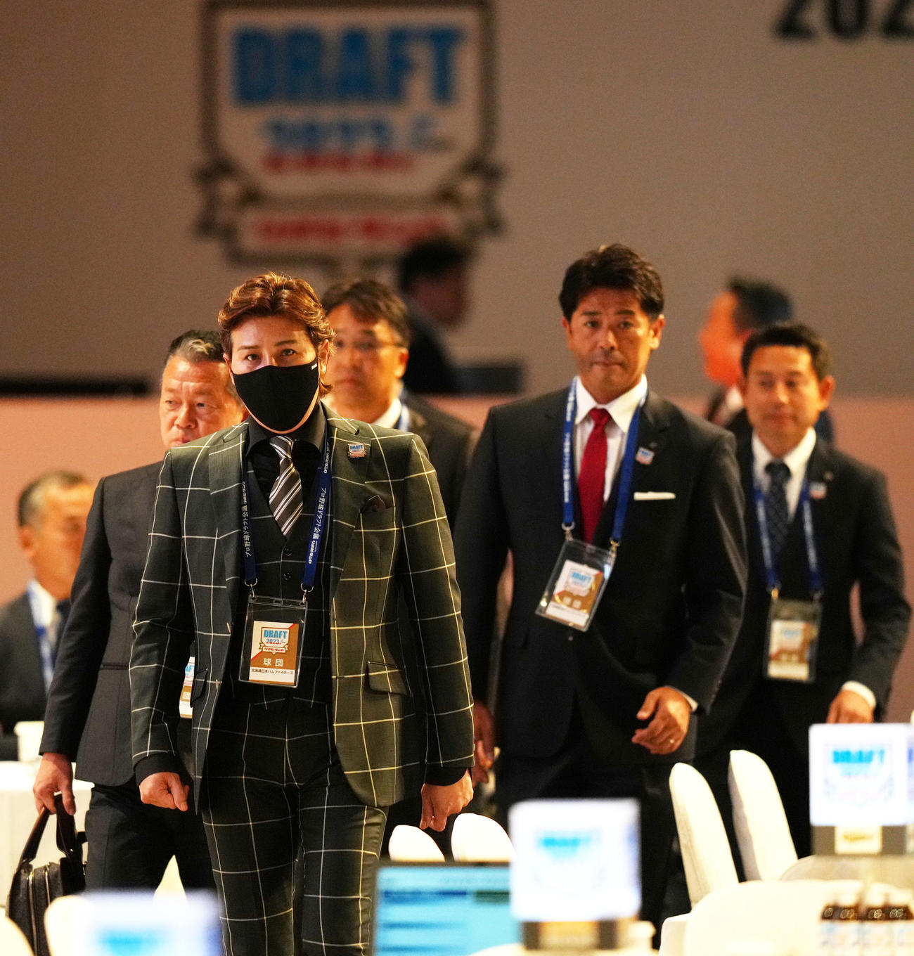 座席へ向かう日本ハム新庄監督（手前）ら（撮影・横山健太）
