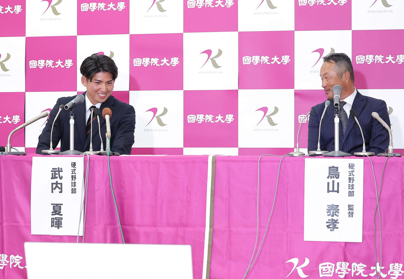 西武1位指名を受け、鳥山監督（右）と言葉を交わす国学院大・武内（撮影・河田真司）