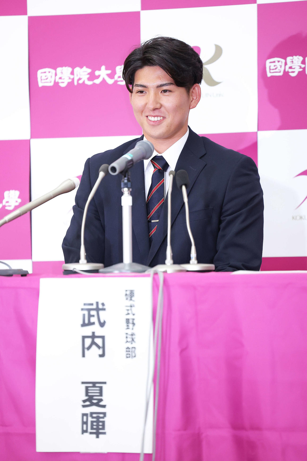 西武1位指名を受け、会見に臨む国学院大・武内（撮影・河田真司）