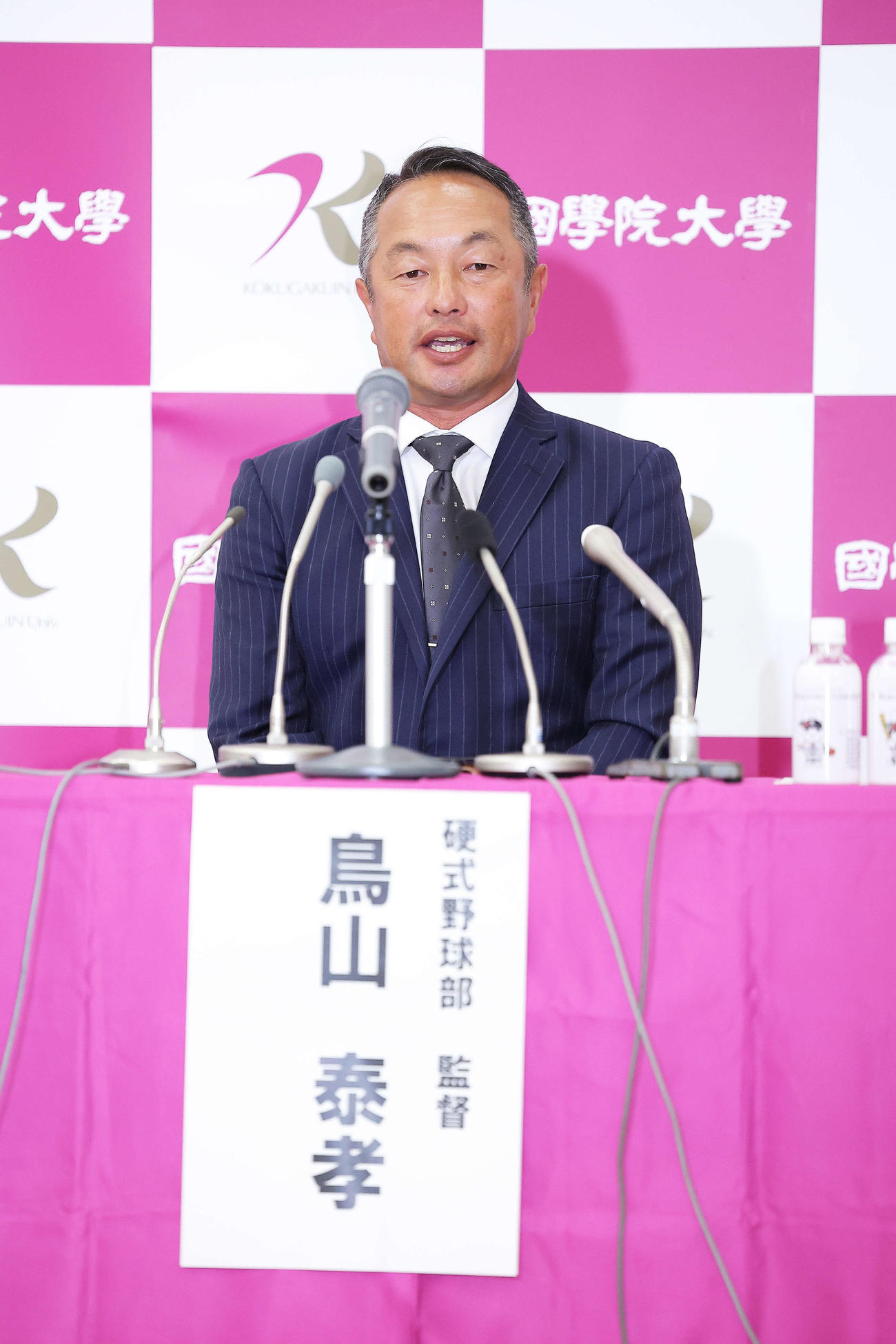 武内が西武1位指名を受け、会見に臨む国学院大・鳥山監督（撮影・河田真司）