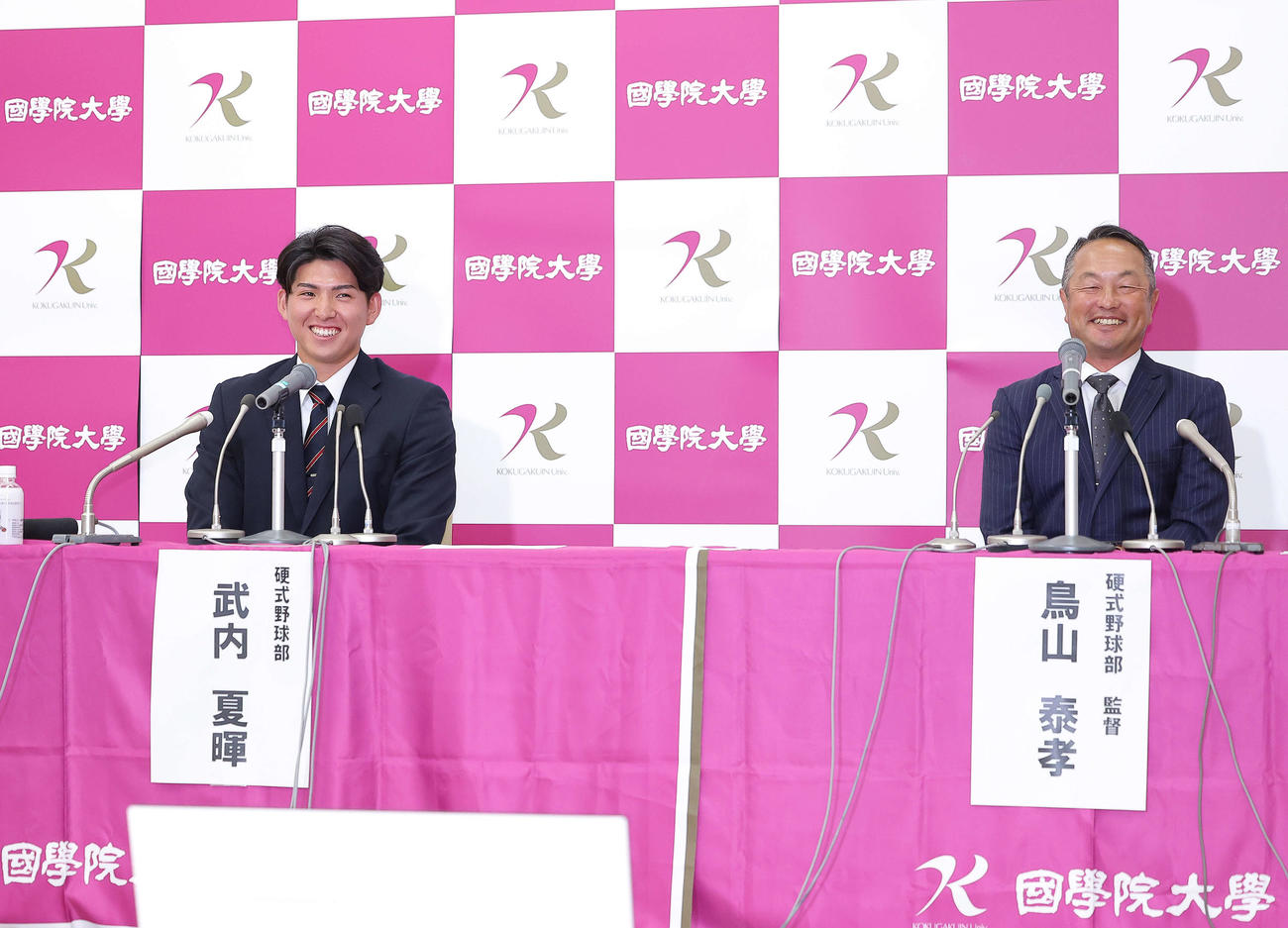 西武1位指名を受け、会見で笑顔を見せる国学院大・武内（左）と鳥山監督（撮影・河田真司）