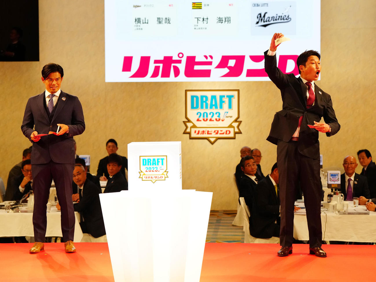 プロ野球ドラフト会議で青学大・常広の交渉権を獲得し、ガッツポーズの広島新井監督（右）。左は楽天今江監督（撮影・江口和貴）