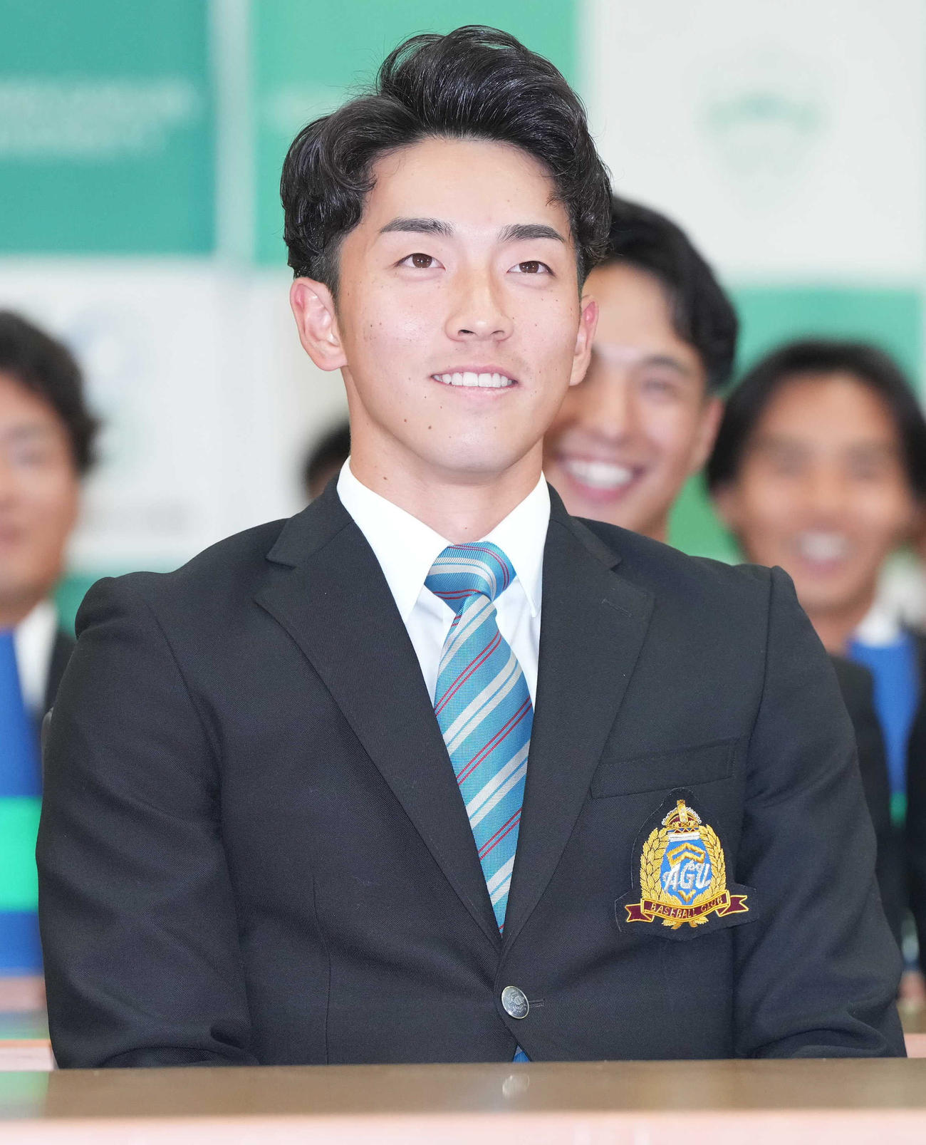 広島から1位指名され笑顔を見せる青学大・常広（撮影・狩俣裕三）