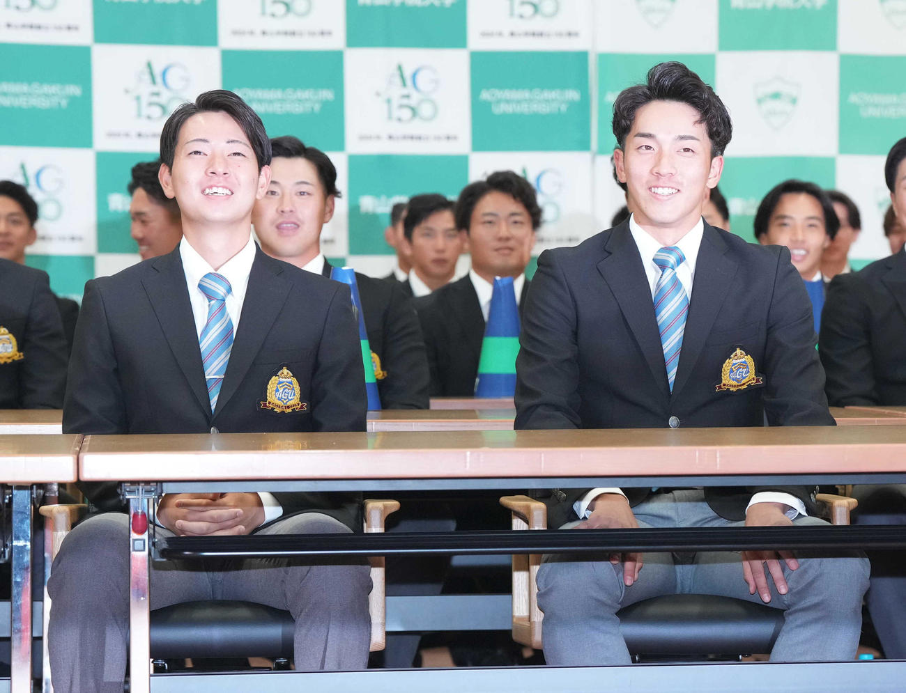 阪神から1位指名され笑顔を見せる青学大・下村（左）。右は常広（撮影・狩俣裕三）