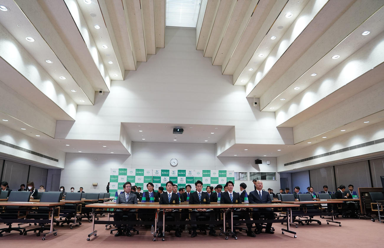 青山キャンパス内の会見場でドラフト会議の放送開始を待つ青学大・高橋部長、下村、常広、中島、安藤監督（撮影・狩俣裕三）