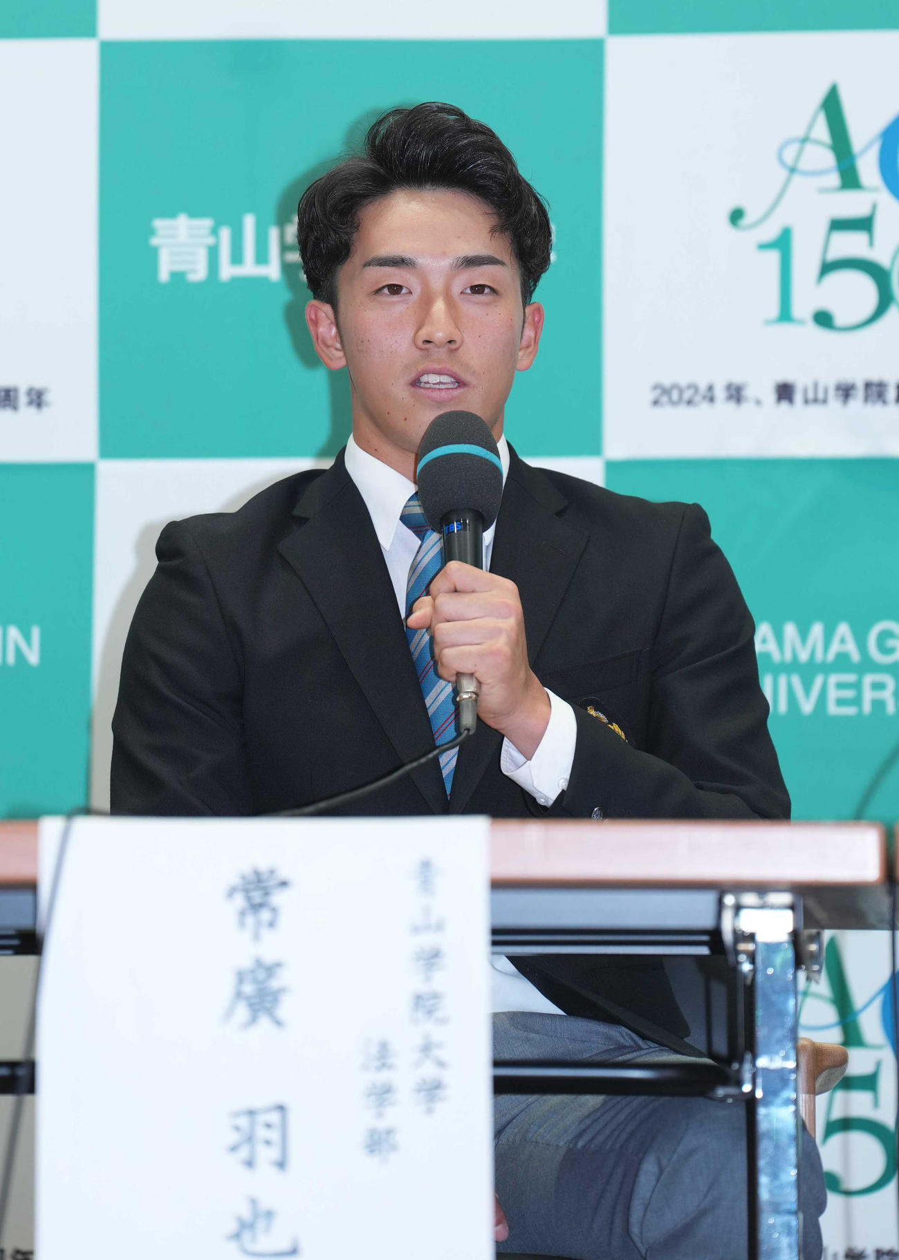 広島から1位指名後、会見を行う青学大・常広（撮影・狩俣裕三）