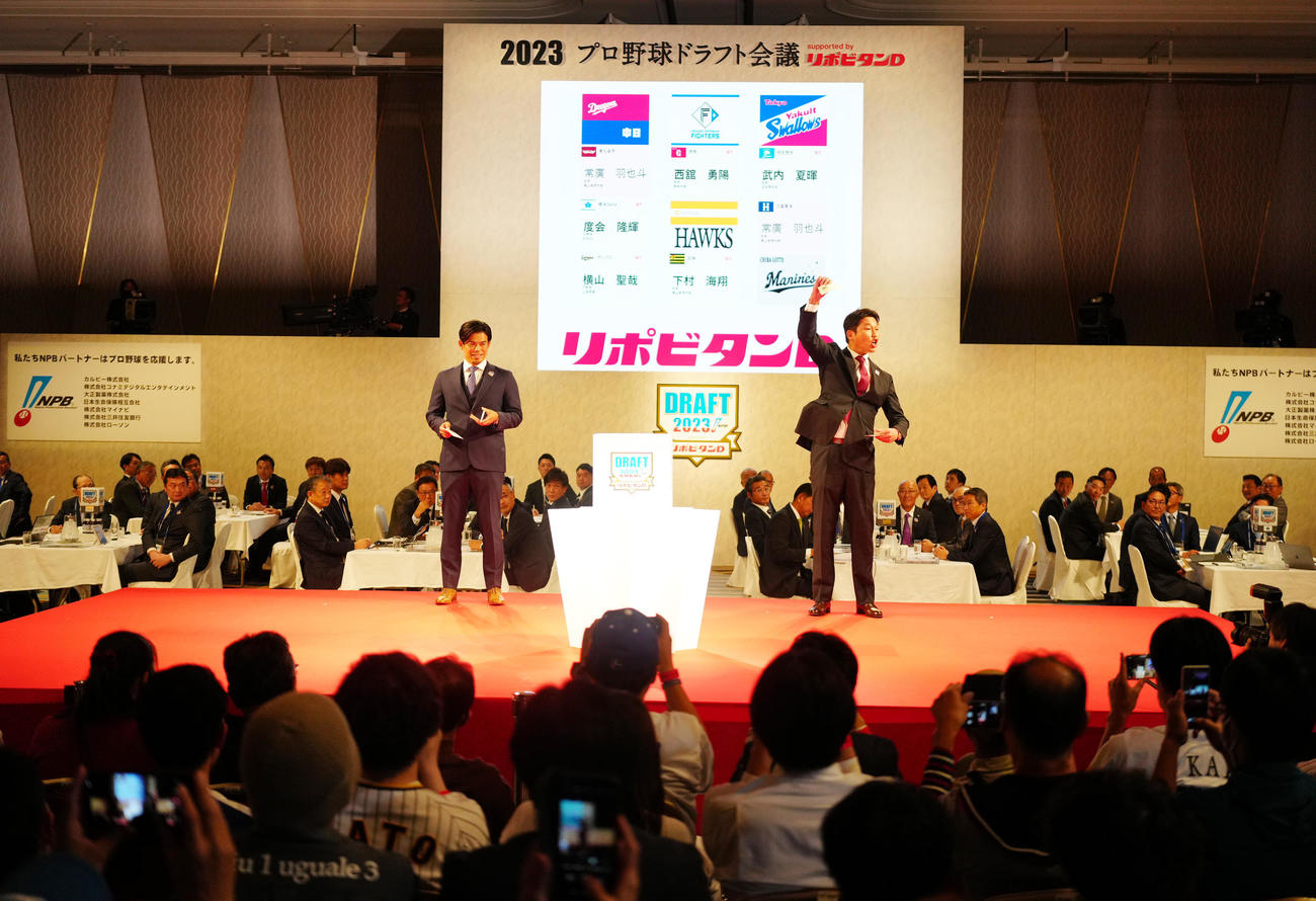 プロ野球ドラフト会議で青学大・常広の交渉権を獲得し、ガッツポーズの広島新井監督（右）。左は楽天今江監督（撮影・江口和貴）