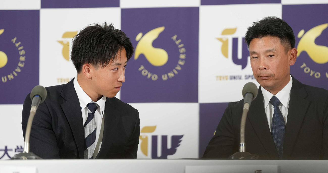 日本ハムにドラフト1位で指名され、井上監督（右）と握手を交わす東洋大・細野（撮影・鈴木みどり）