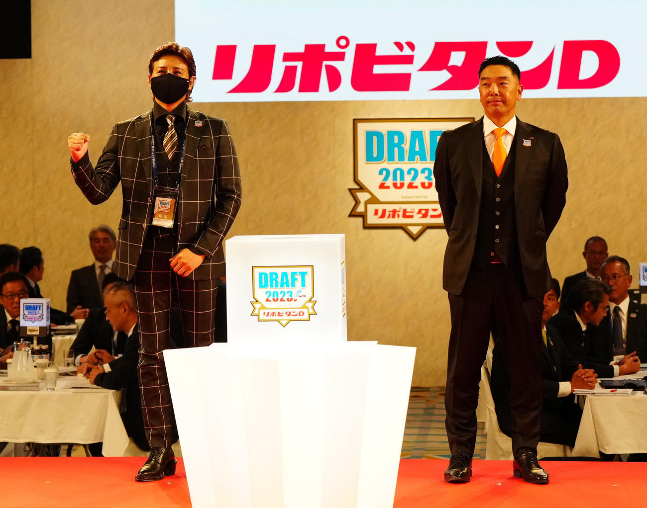 中大・西舘をドラフト1位指名し、抽選前に右手を握り締める日本ハム新庄監督（左）。右は巨人阿部監督（撮影・江口和貴）