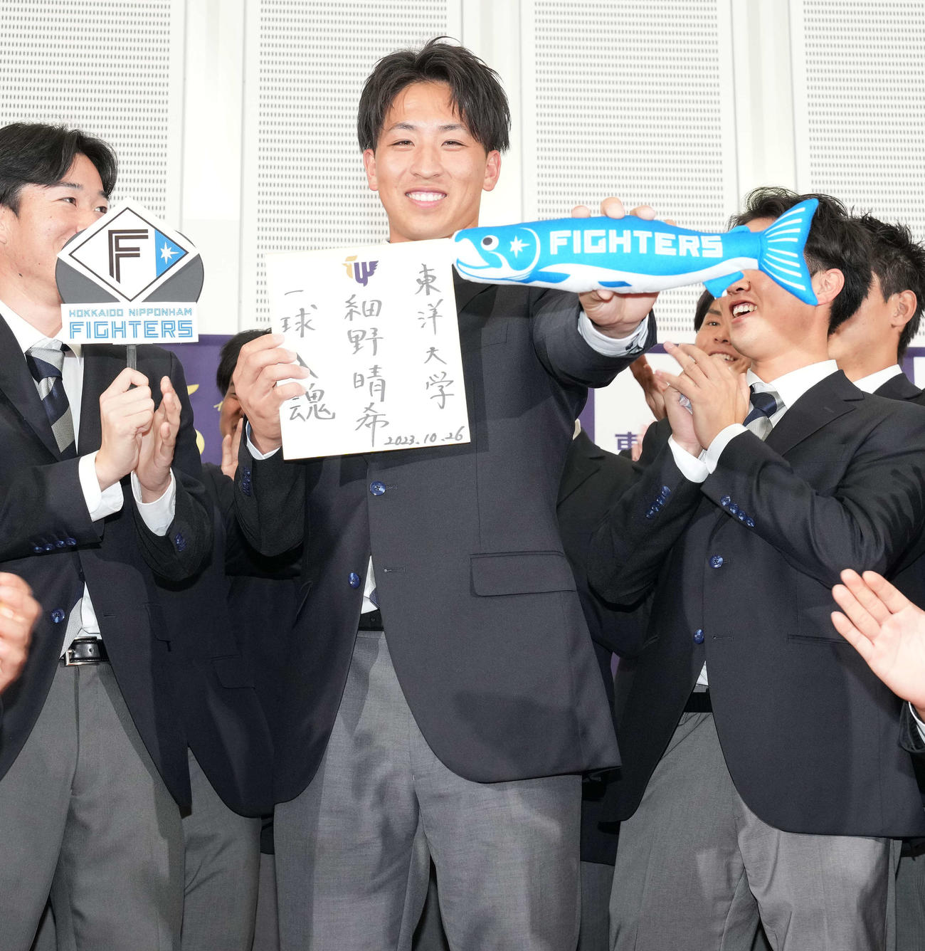 日本ハムにドラフト1位で指名された東洋大・細野はしゃけまるを手に笑顔（撮影・鈴木みどり）