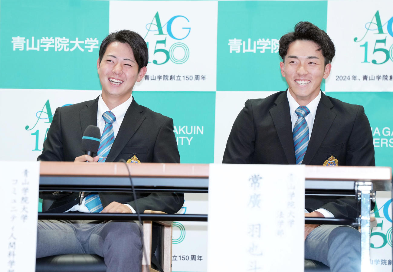1位指名後の会見でお互いに好きなところを聞かれ、照れ笑いする阪神1位の下村（左）と広島1位常広（撮影・狩俣裕三）