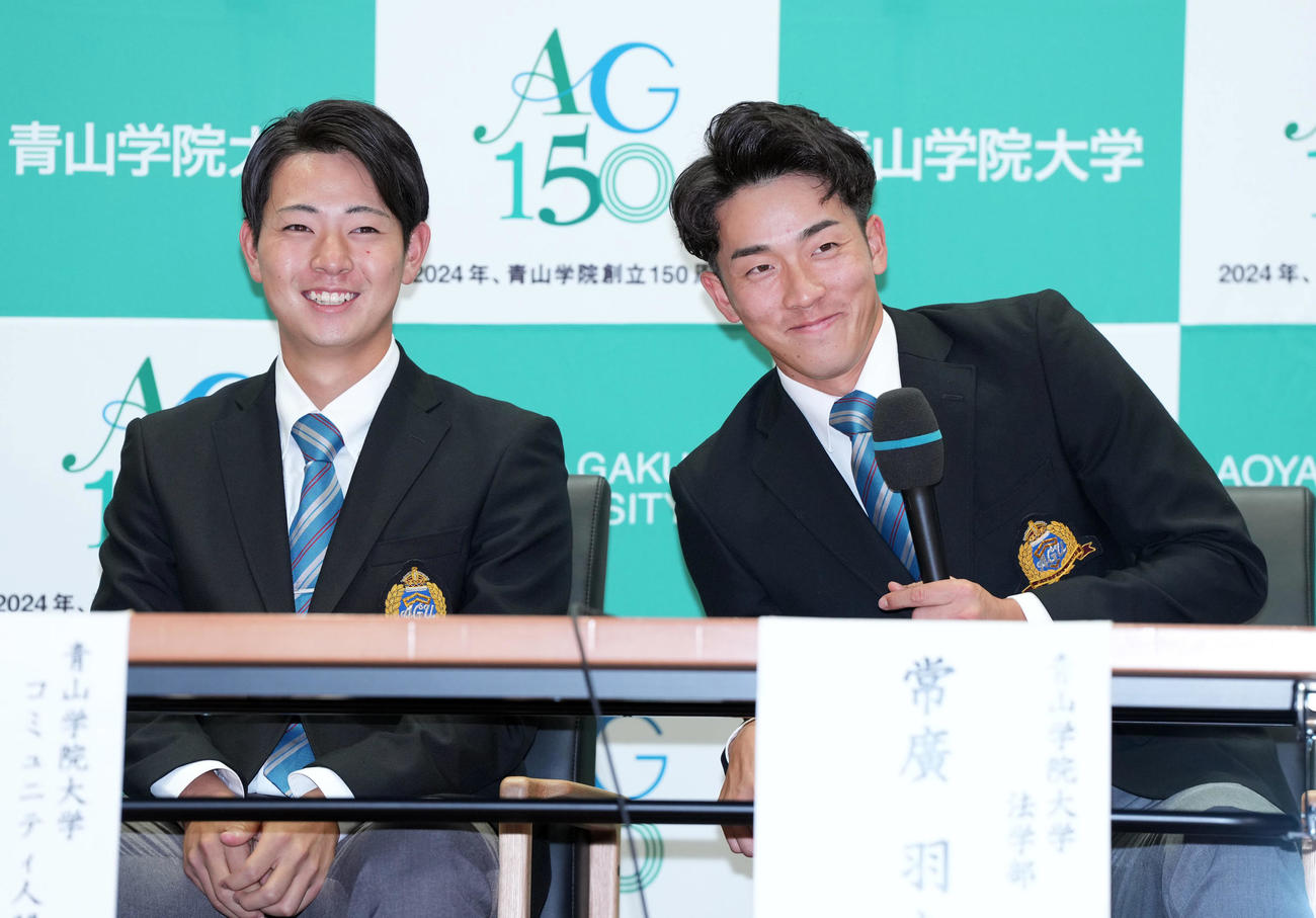 1位指名後の会見で笑顔を見せる阪神1位の下村（左）と広島1位常広（撮影・狩俣裕三）