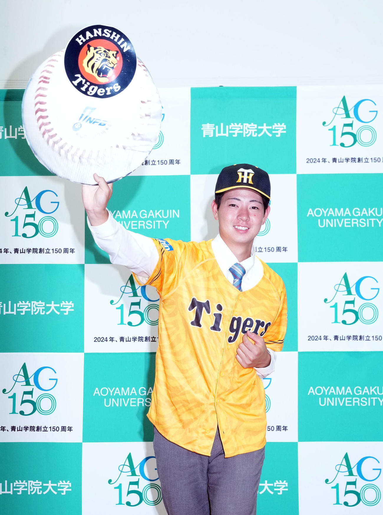 阪神から1位指名され、記念撮影する青学大・下村（撮影・狩俣裕三）