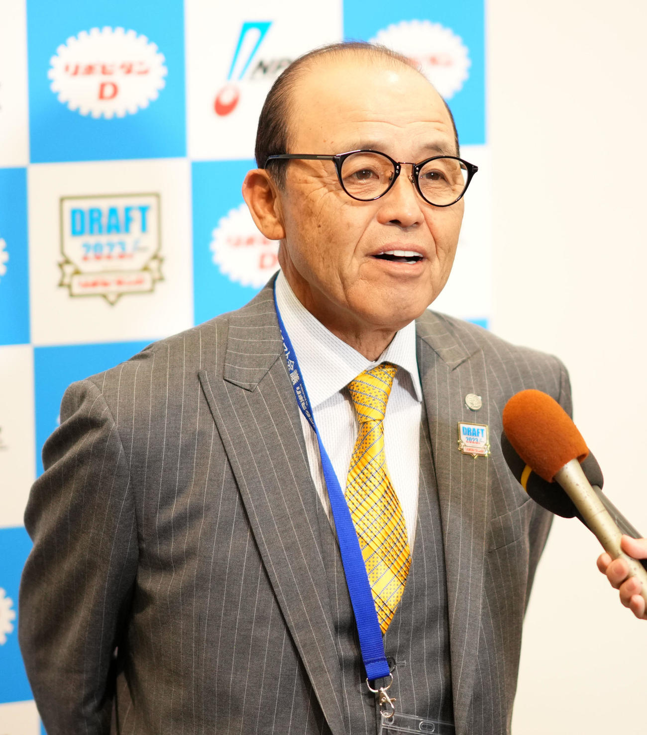 1位指名を終え取材に応じる阪神岡田監督（撮影・横山健太）