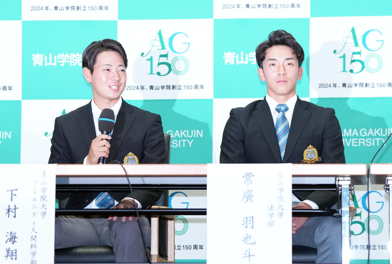 1位指名され会見を行う、阪神1位の下村（左）と広島1位の常広（撮影・狩俣裕三）