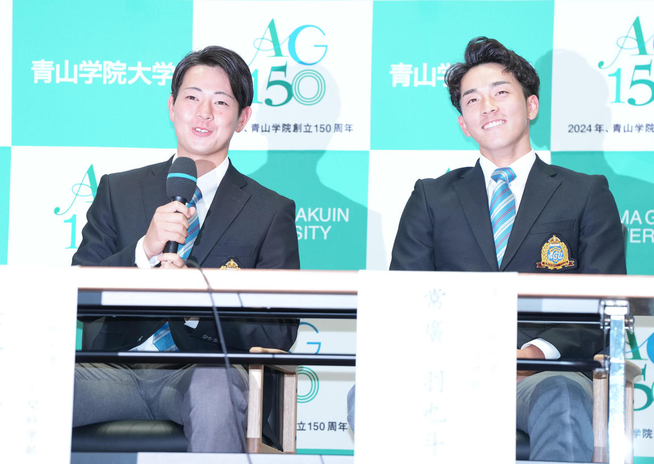1位指名後の会見でお互いに好きなところを聞かれ、照れ笑いする阪神1位の下村（左）と広島1位常広（撮影・狩俣裕三）