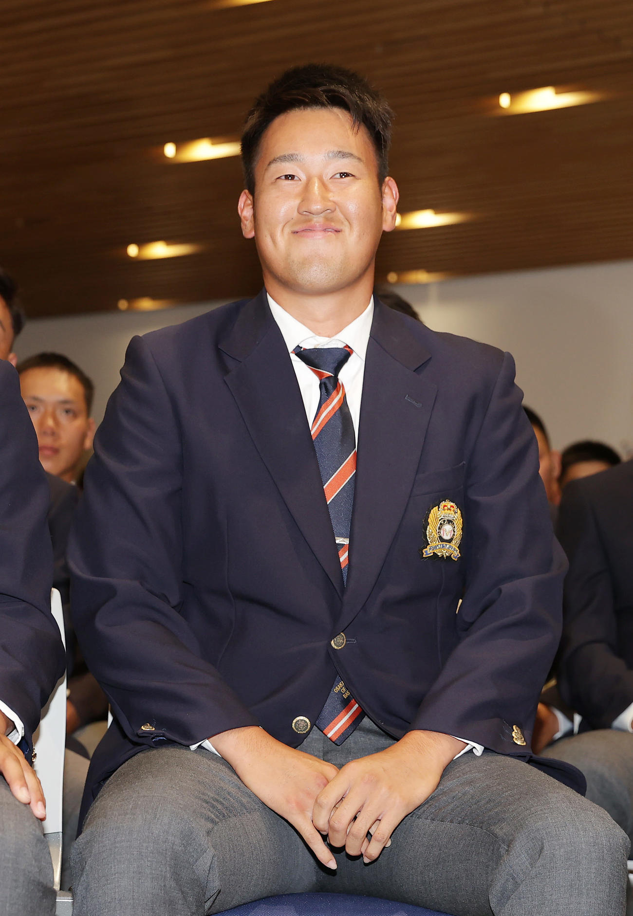 西武から2位指名を受け、笑顔を見せる大商大・上田（撮影・前田充）