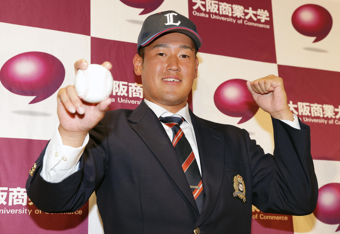 笑顔でポーズを決める西武から2位指名を受けた大商大・上田（撮影・前田充）