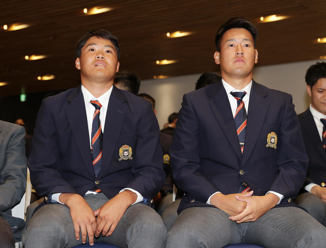 緊張の面持ちでドラフト会議の開始を待つ大商大・高（左）と上田（撮影・前田充）