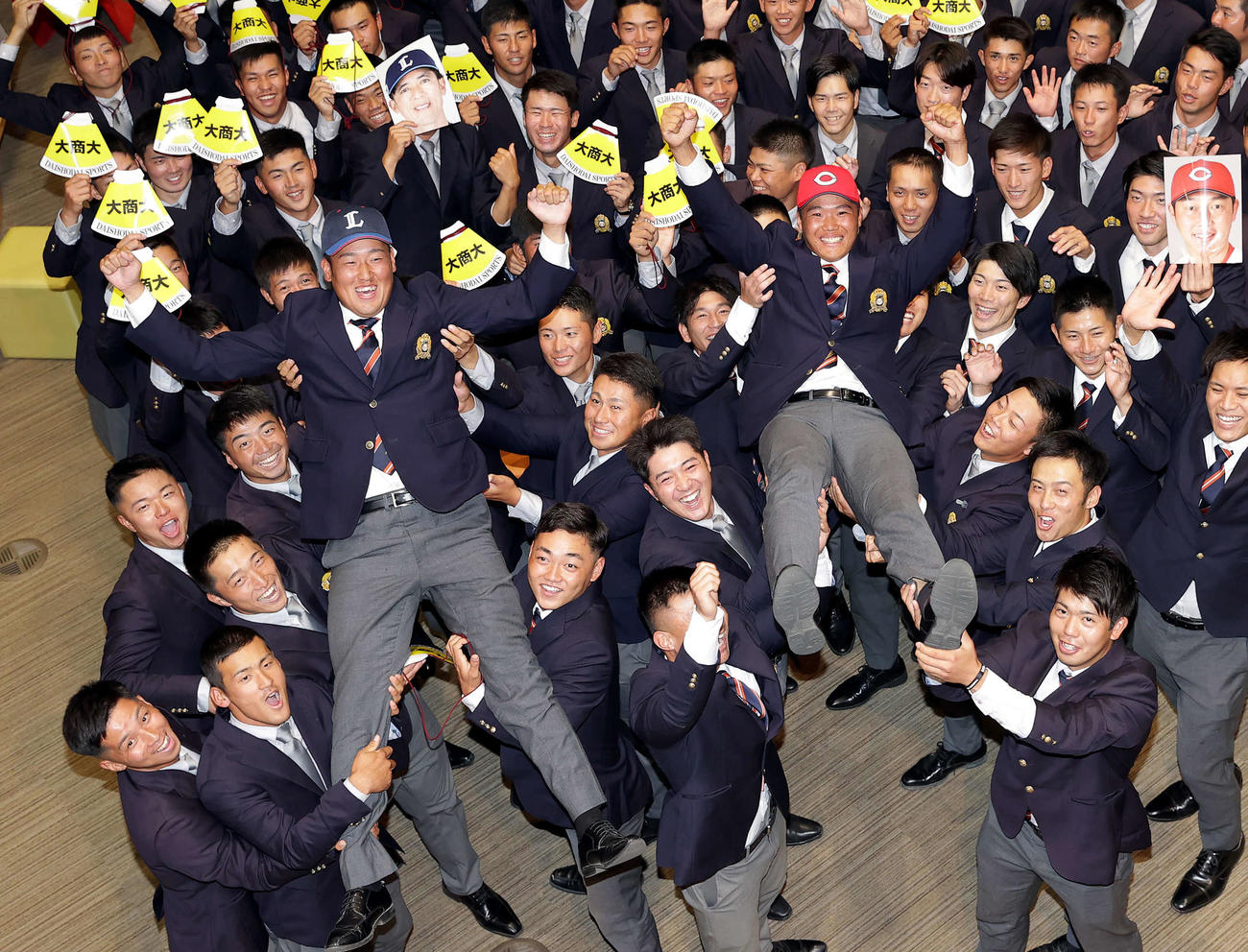 仲間から胴上げされる、西武から2位指名を受けた大商大・上田（手前左）と広島から2位指名を受けた高（同右）（撮影・前田充）